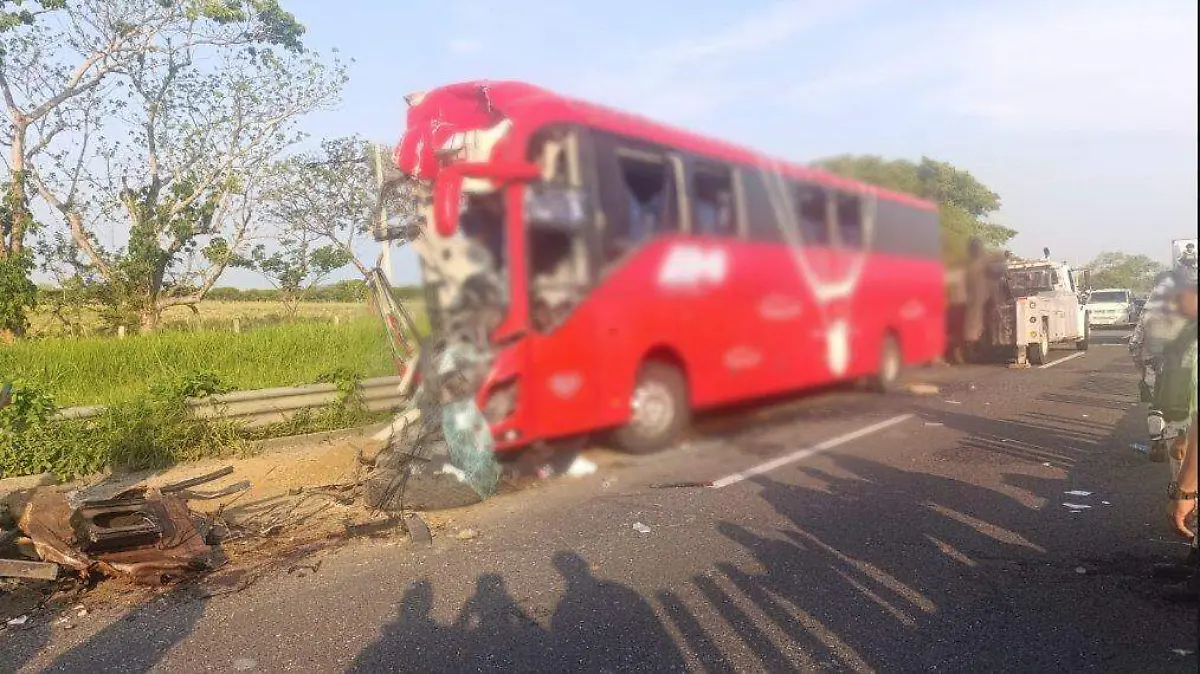 Accidente de autobús y tráiler en Acayucan dejó dos personas fallecidas y 20 heridos 