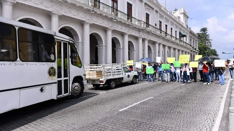 Extrabajadores del extinto Seguro Popular protestan en Enríquez 