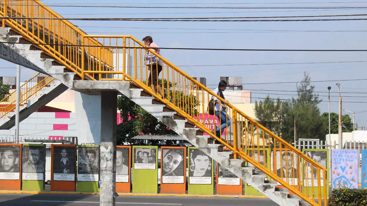 Peatones en Veracruz exponen daños en puente peatonal frente al IMSS