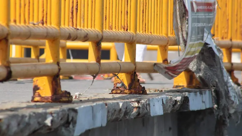 Peatones en Veracruz exponen daños en puente peatonal frente al IMSS