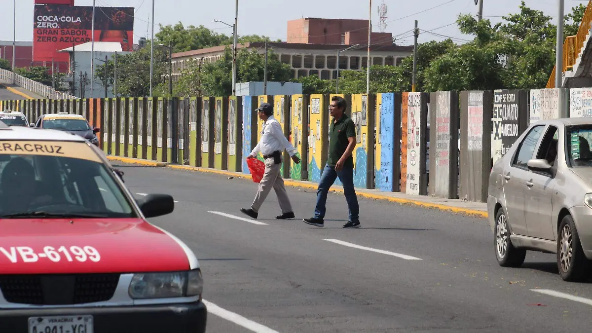Peatones en Veracruz exponen daños en puente peatonal frente al IMSS