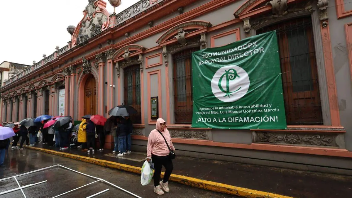 Padres de alumnos de la preparatoria Juárez bloquean calle para exigir reinstalación del director 