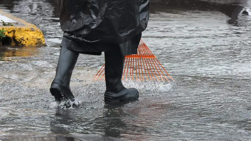 Destapando alcantarillas para que fluya el agua rápidamente 