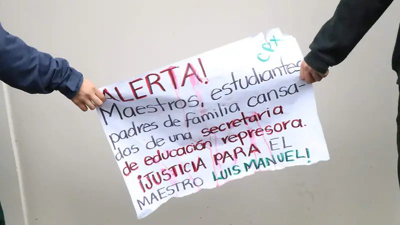 Estudiantes del CPX forman “cadena humana” en Palacio de Gobierno