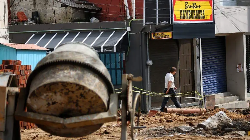 Cierran comercios por obra de rehabilitación de la avenida Araucarias 