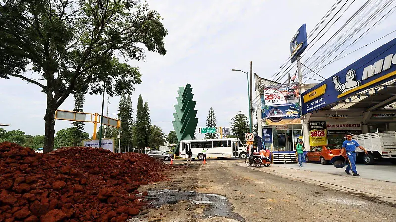 Cierran comercios por obra de rehabilitación de la avenida Araucarias 