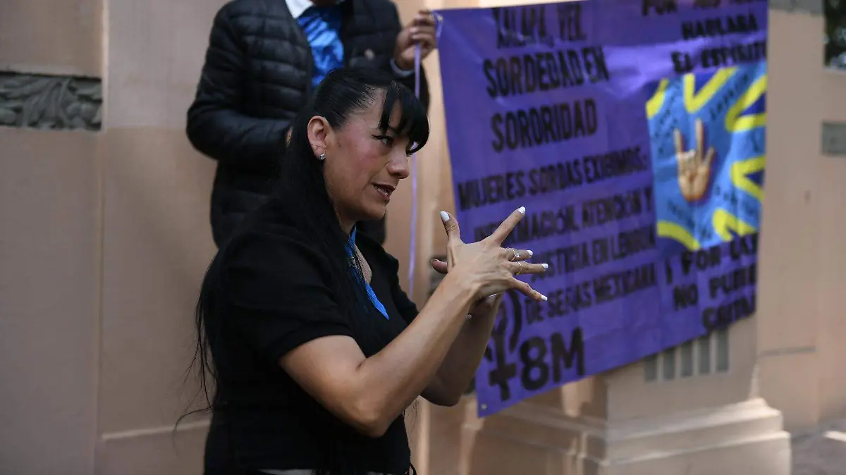Mujeres protestan contra el IMMX por contratación de un hombre para impartir lengua de señas