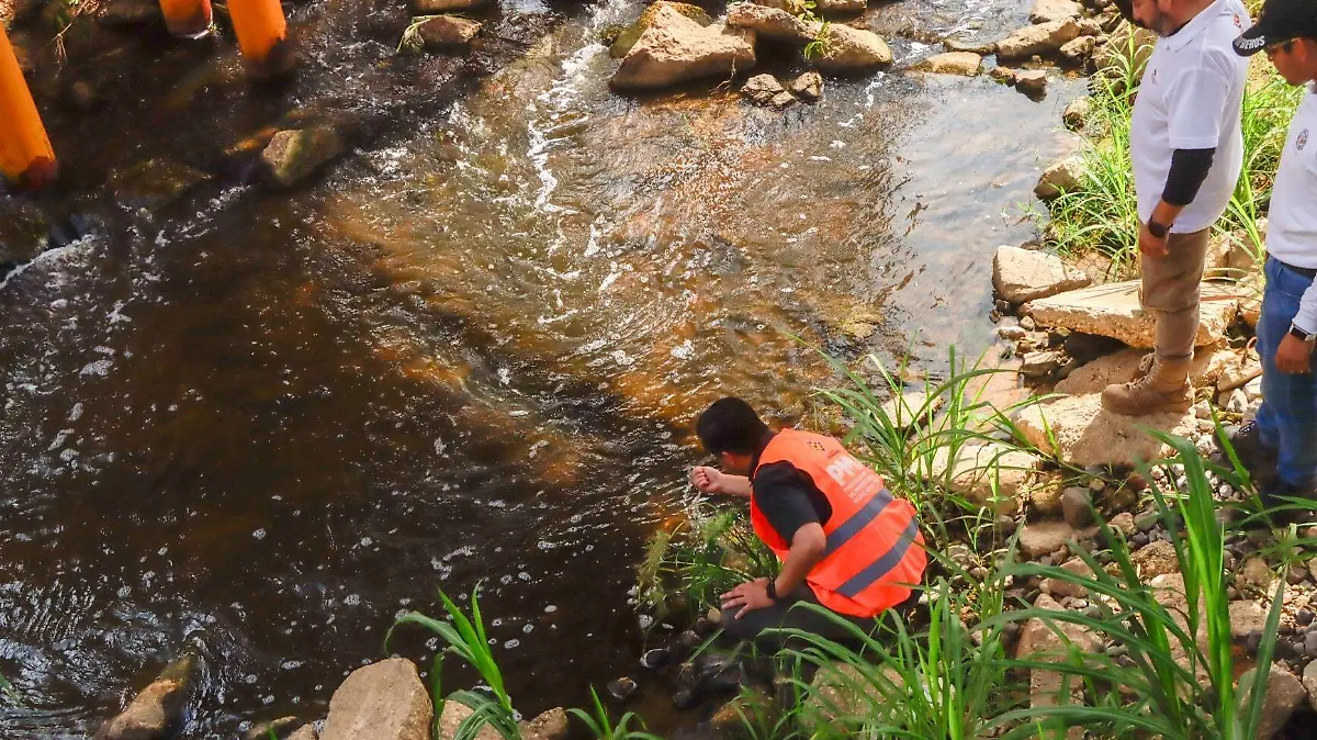 Toman muestras de arroyo en Coatzacoalcos