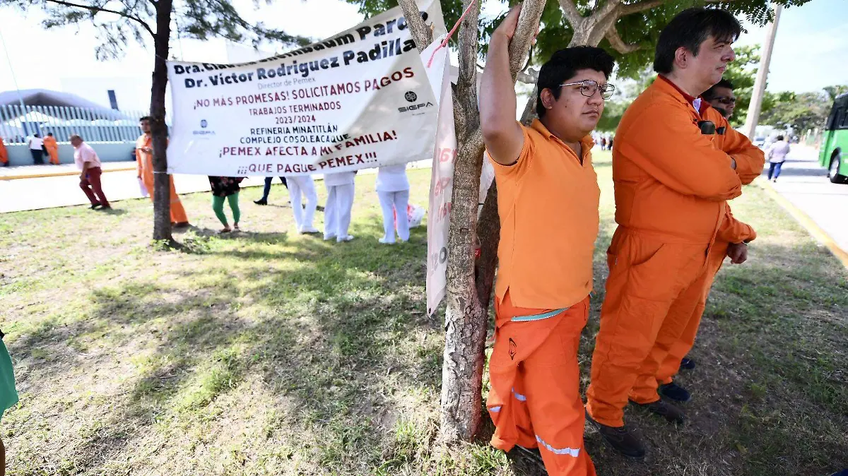 Entre manifestaciones de apoyo y denuncias, esperan a la presidenta Claudia Sheinbaum en Coatzacoalcos 