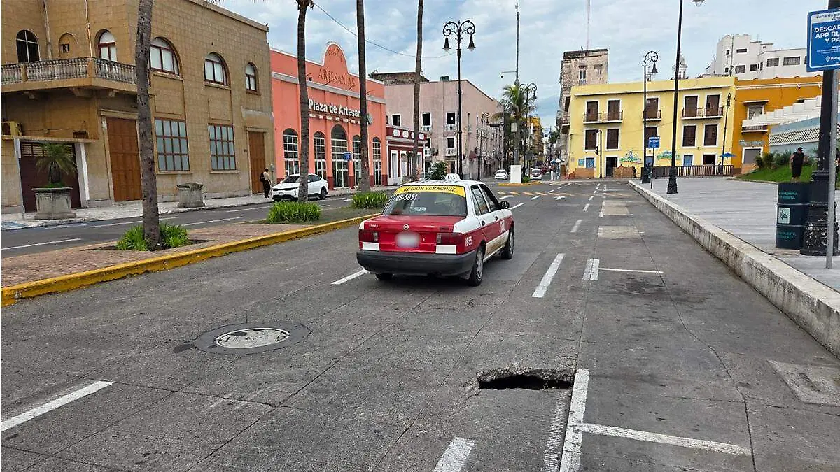 Socavón en el malecón de Veracruz
