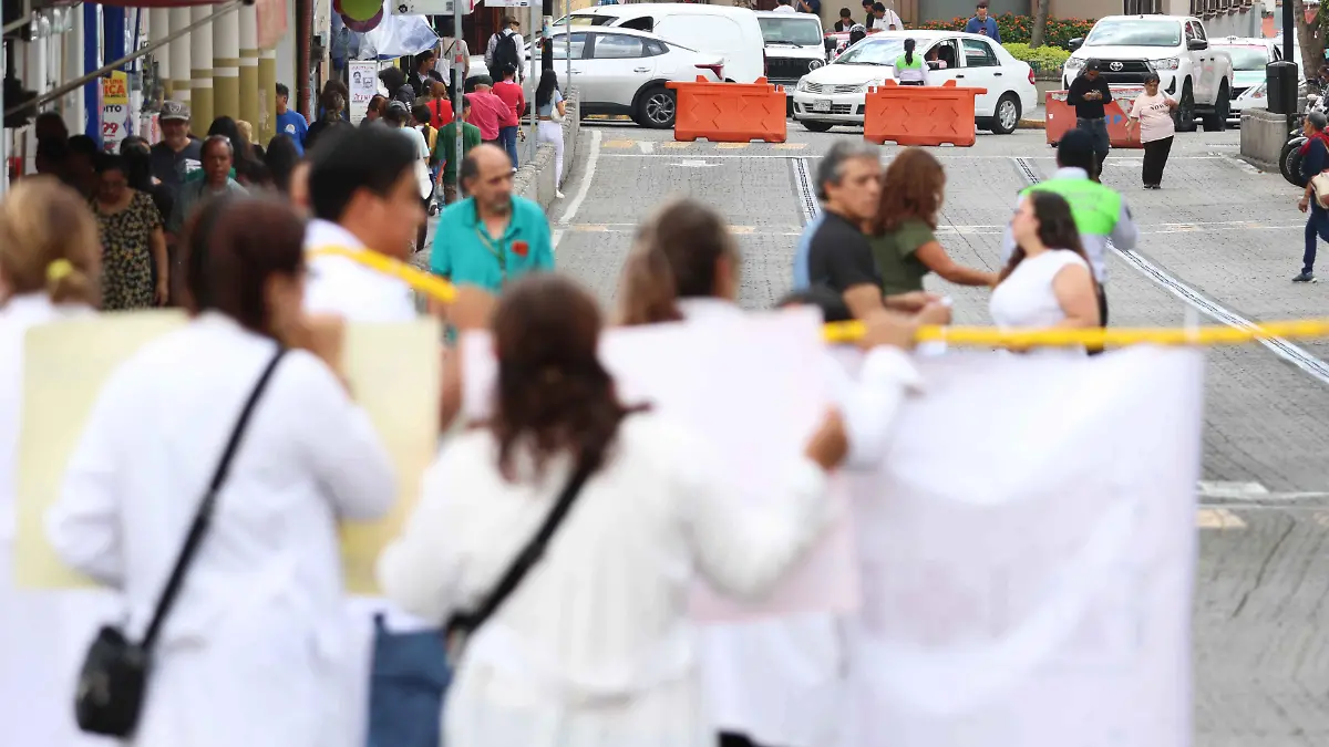 Trabajadores del IMSS Bienestar bloquean Enríquez
