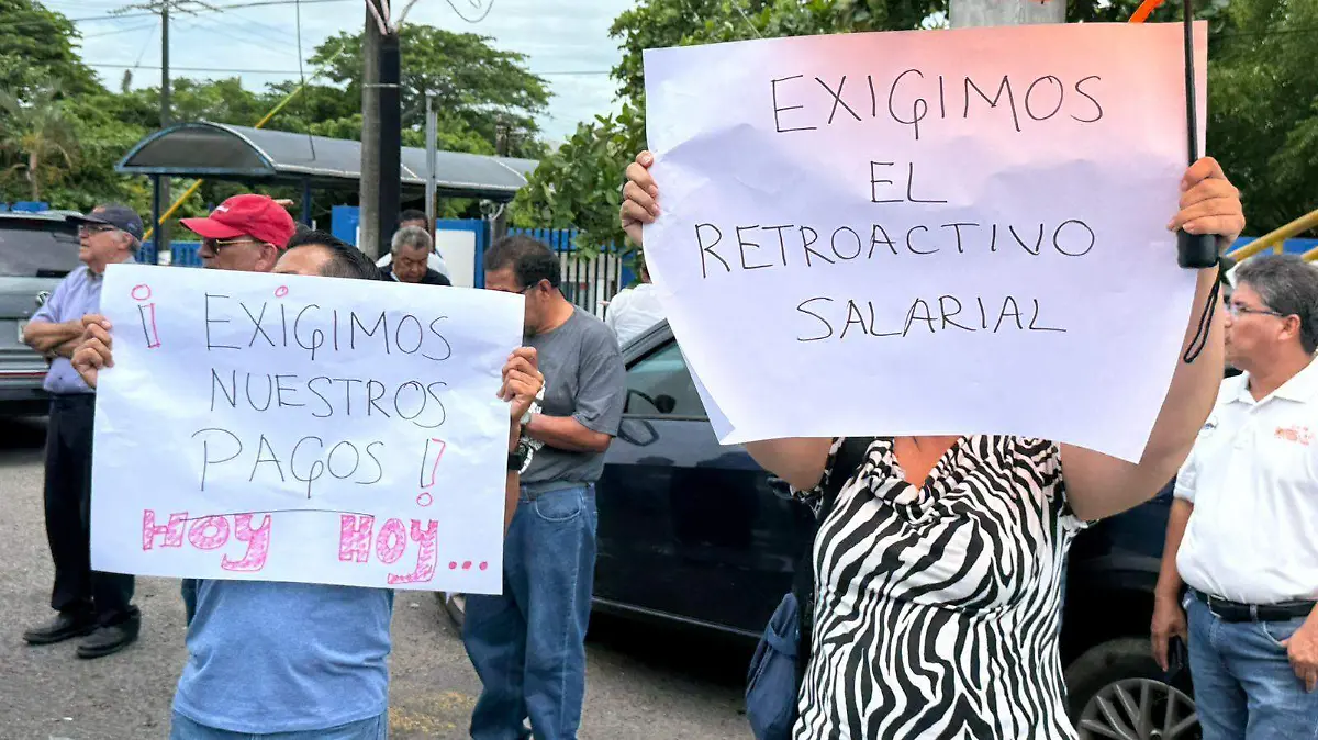 Protesta de docentes del Instituto Tecnológico Nacional de Boca del Río por falta de pagos 