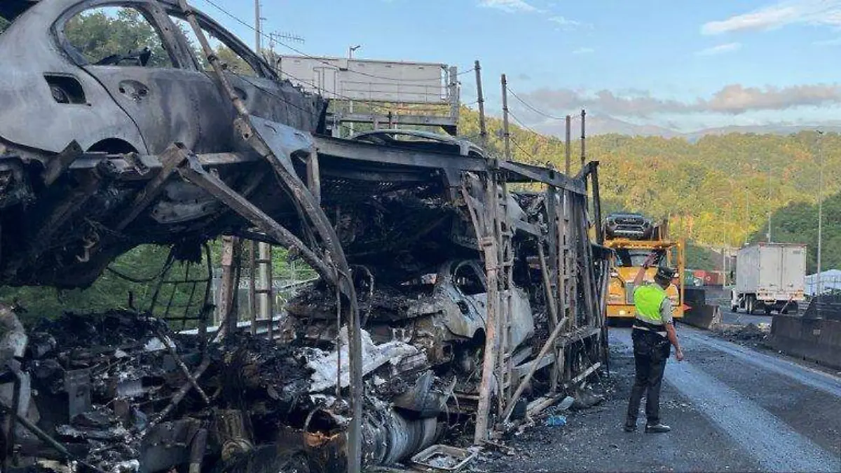 Tráiler con carga de vehículos se incendia en la carretera Xalapa-Veracruz