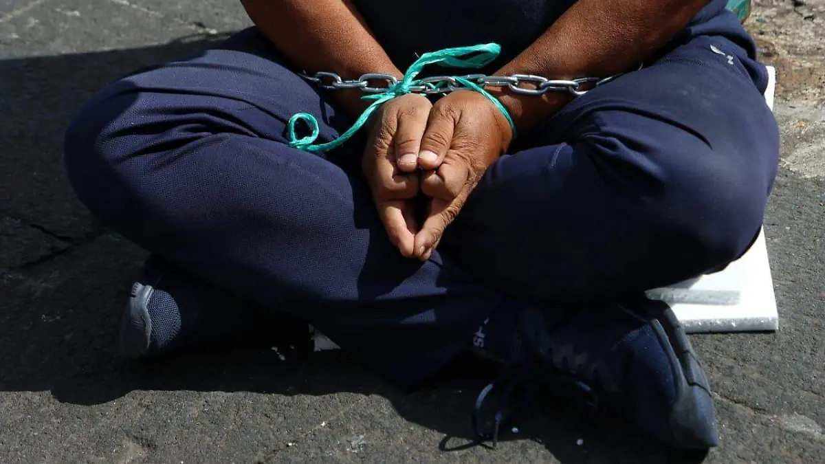 Hombre se encadena en poste de Plaza Lerdo en Xalapa