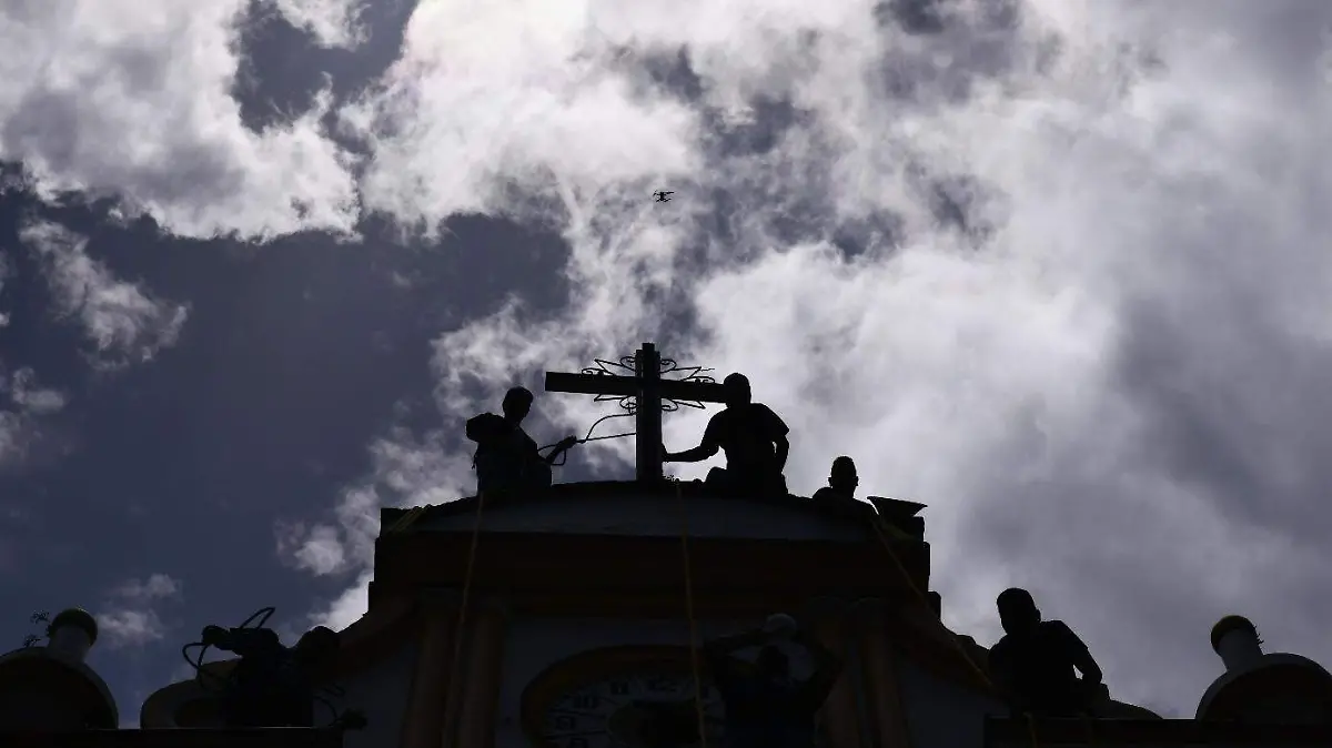 Levantamiento del monumental arco floral en el pueblo mágico de Xico