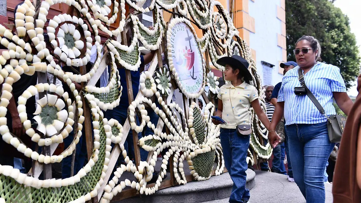 Levantamiento del monumental arco floral en el pueblo mágico de Xico