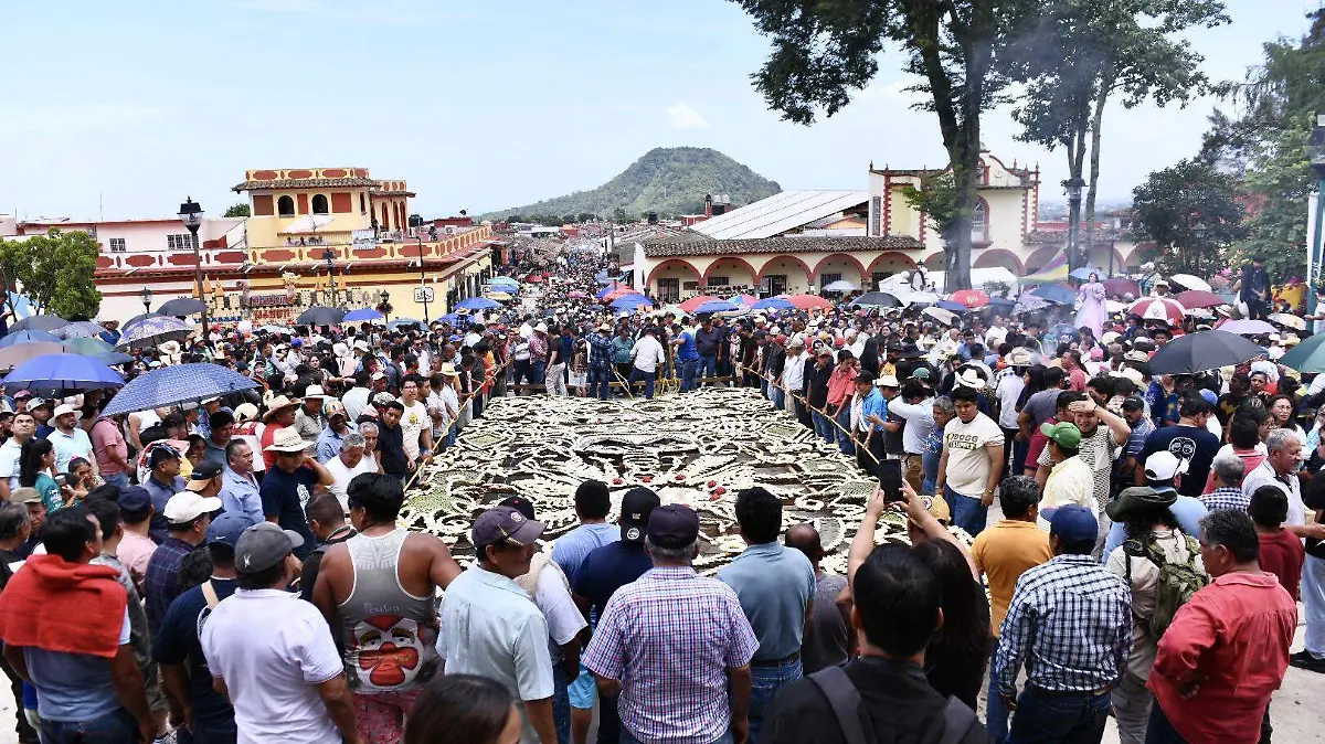 Levantamiento del monumental arco floral en el pueblo mágico de Xico