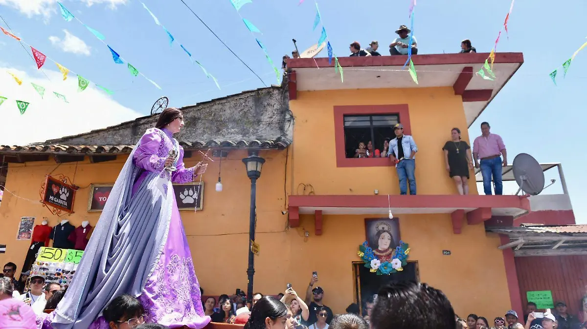 Levantamiento del monumental arco floral en el pueblo mágico de Xico