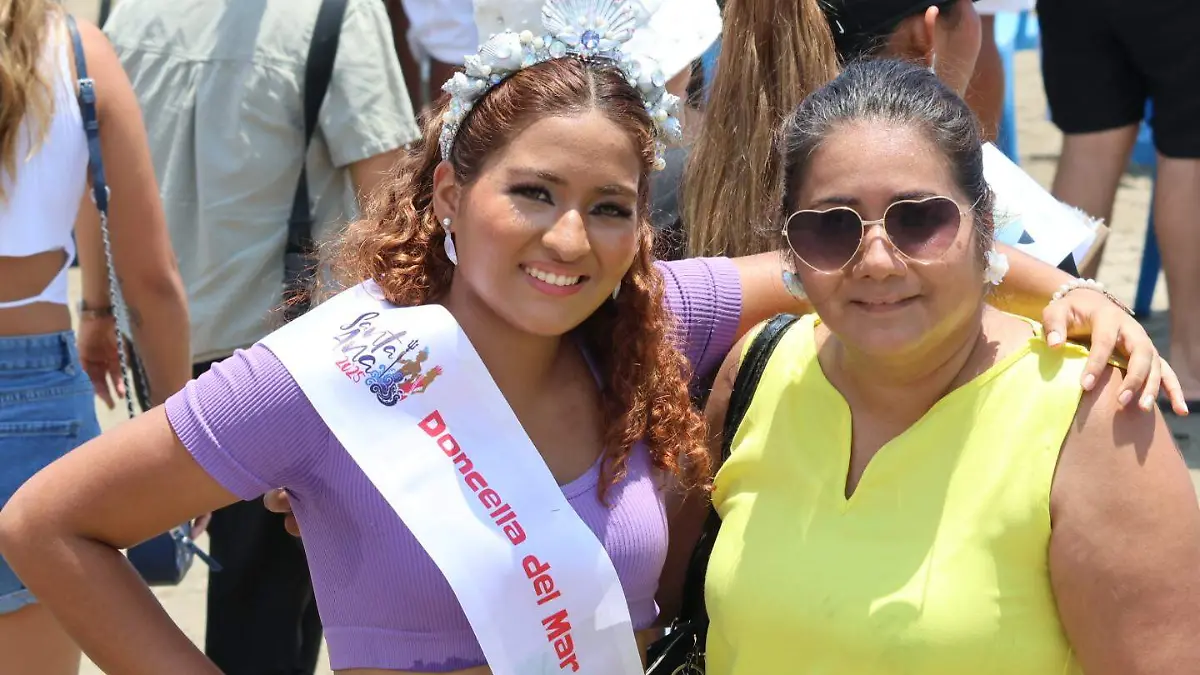 Ines de Jesús doncella del mar y su mama Iris quien tambien fue princesa hace más de 15 años de las fiestas de Santa Ana 