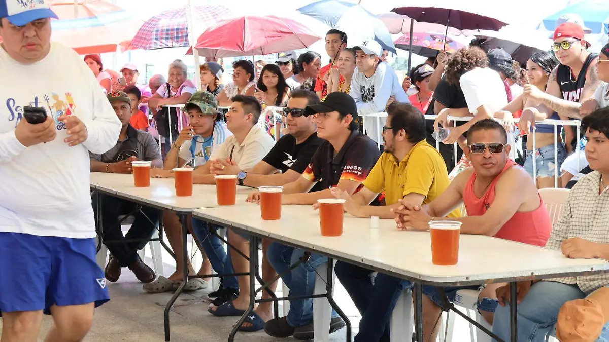 Concurso de yardas de cerveza en las fiestas de Santa Ana 