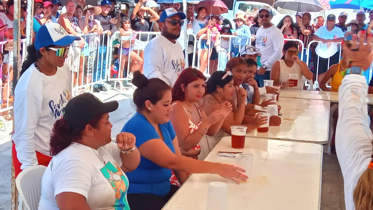 Concurso de yardas de cerveza en las fiestas de Santa Ana 