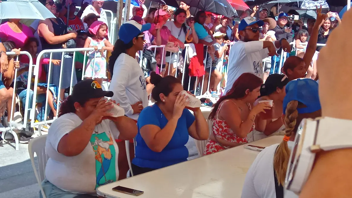 Concurso de yardas de cerveza en las fiestas de Santa Ana 