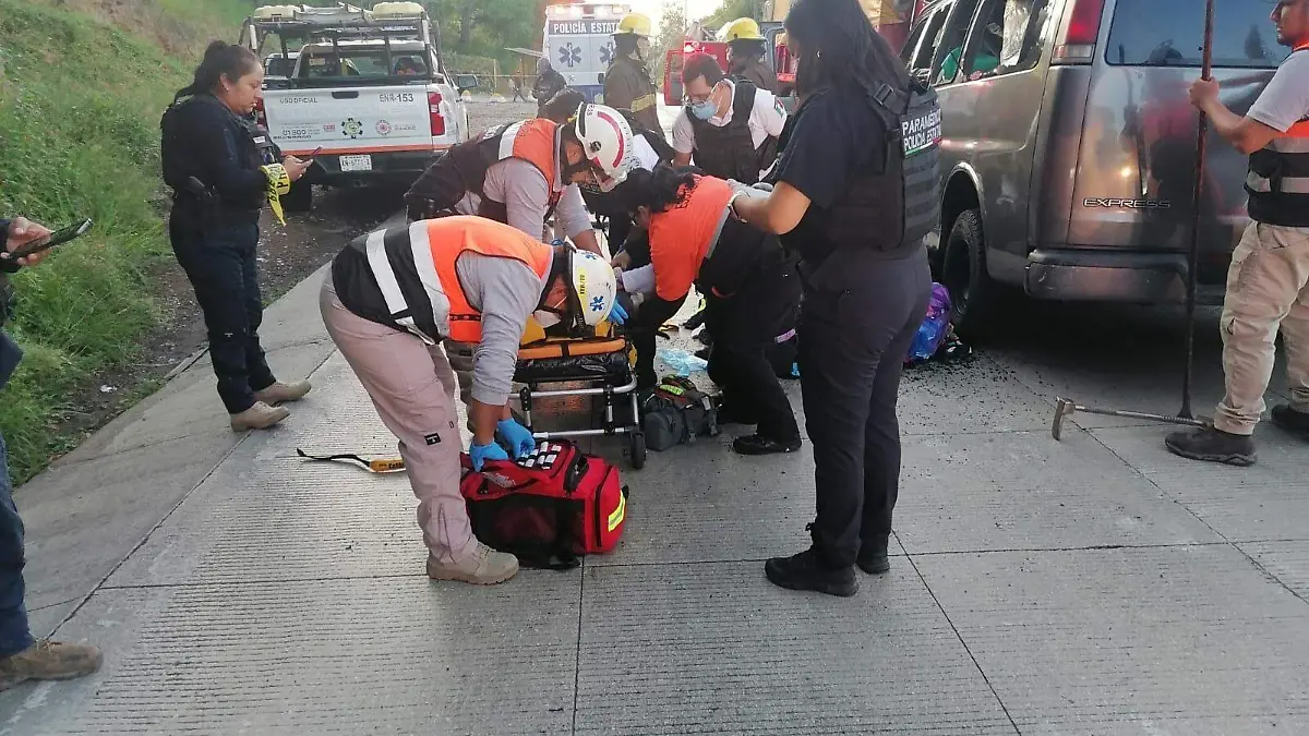 Muere una persona tras choque entre camión y camioneta en la carretera Las Trancas-Coatepec