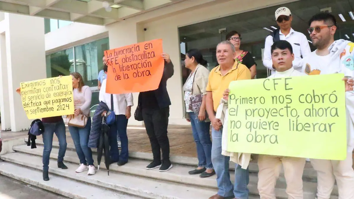 Vecinos de la Unidad Deportiva El Castillo exigen servicio de energía eléctrica 