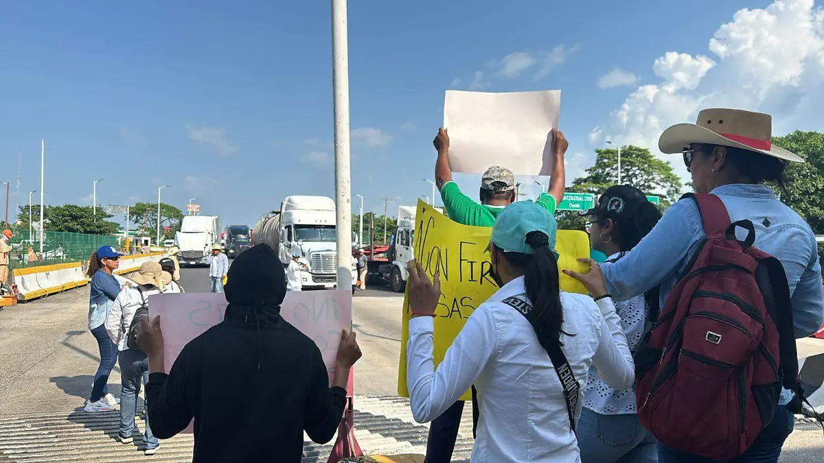 Pobladores de Tuxtilla toman caseta de Cosamaloapan