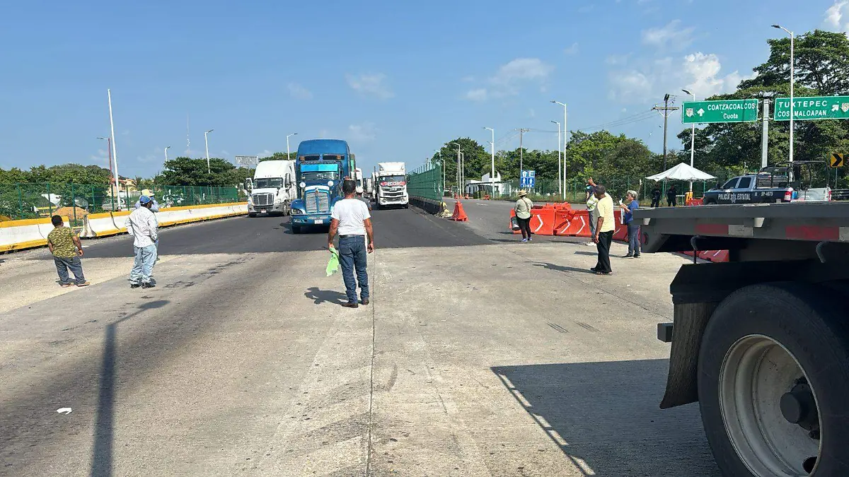 Pobladores de Tuxtilla toman caseta de Cosamaloapan