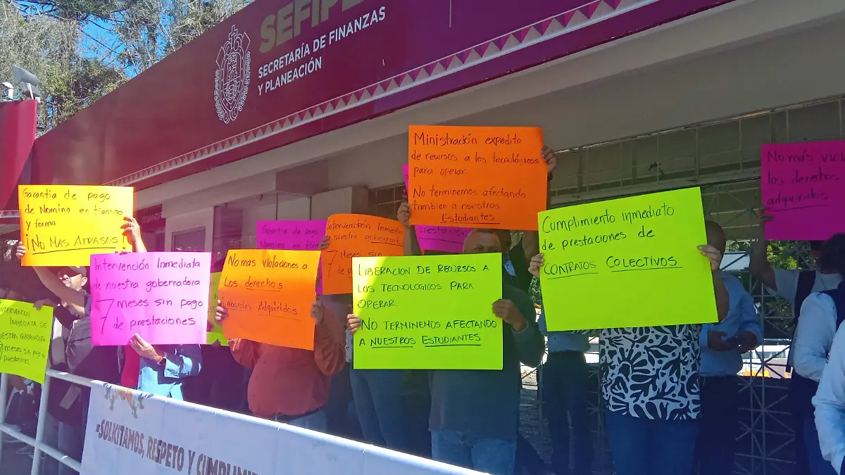 Trabajadores de institutos tecnológicos se manifiestan en la Sefiplan para exigir pagos de nómina y prestaciones 