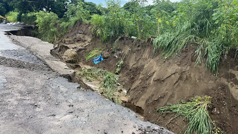 Colapsa el pavimento en las calles de colonia de Veracruz