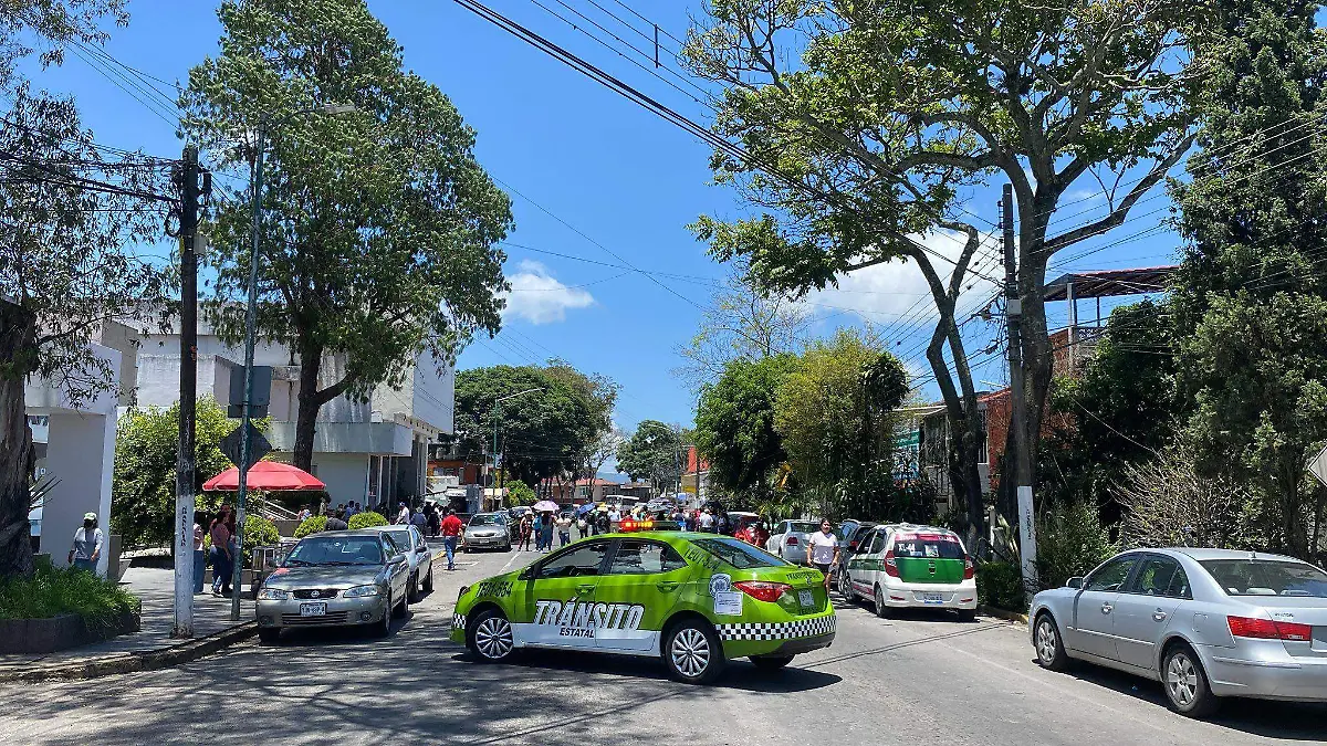 Antorchistas bloquean la avenida Miguel Alemán; exigen a la CMAS desazolve en sus colonias