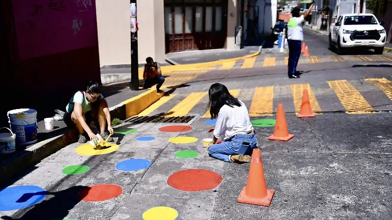 Amplían banqueta en la calle Allende