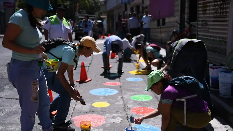 Amplían banqueta en la calle Allende