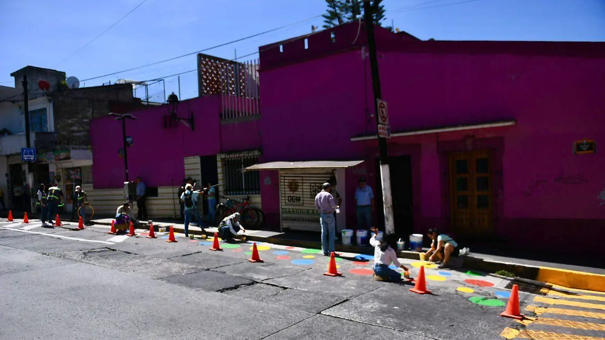 Amplían banqueta en la calle Allende