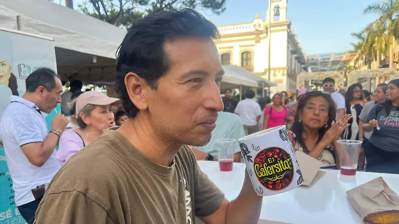 Lechero y canilla protagonizan festival en zócalo de Veracruz