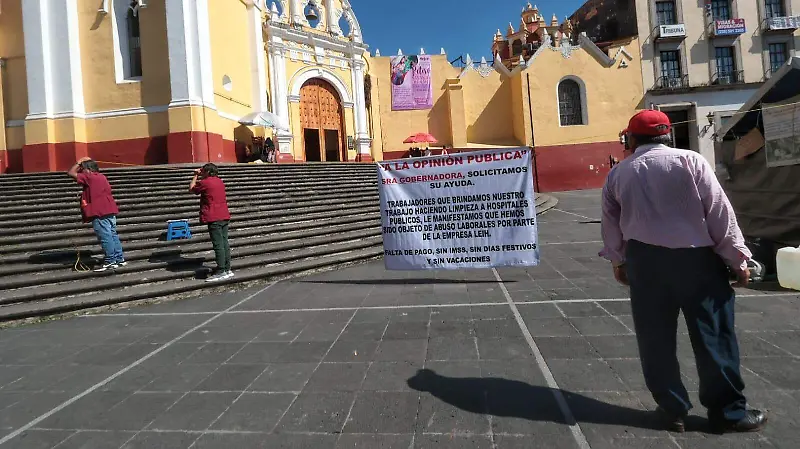 ProtestaTrabajadores protestan contra empresa que ofrece servicio de limpieza en hospitales de Xalapa