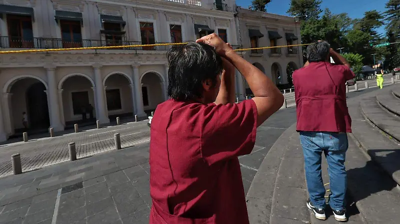 Trabajadores protestan contra empresa que ofrece servicio de limpieza en hospitales de Xalapa