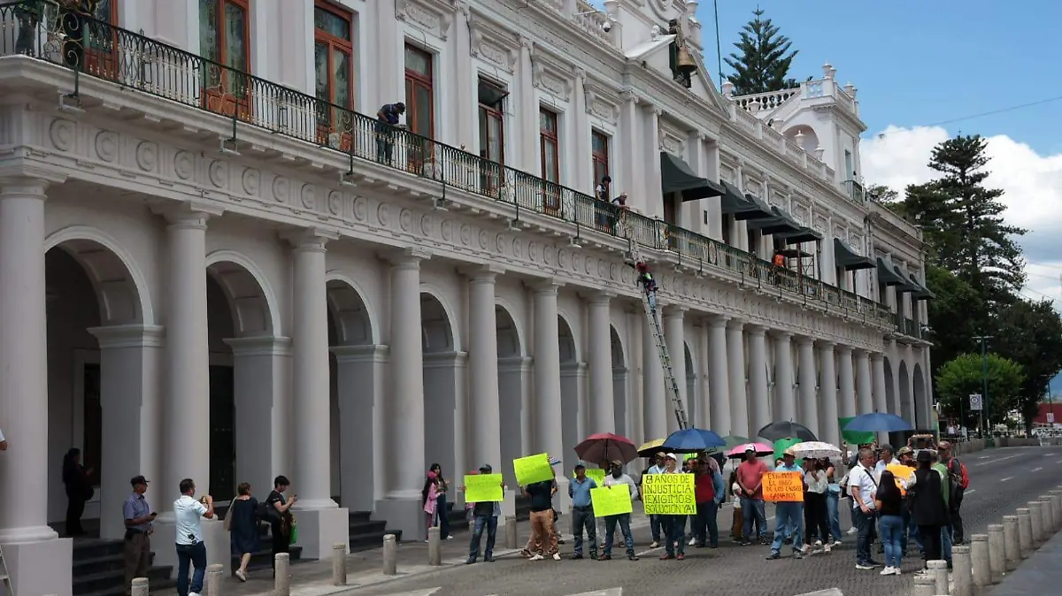 Nuevamente extrabajadores del Seguro Popular bloquean Enríquez para exigir pagos
