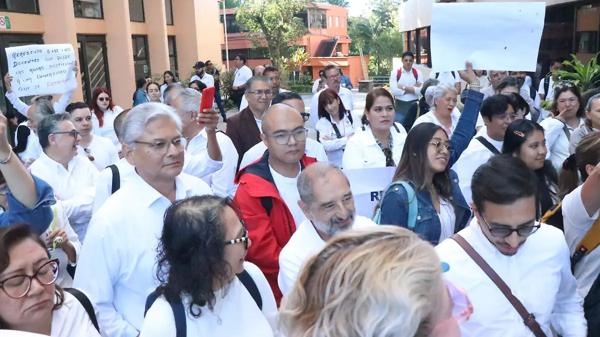 Toma de la entrada de rectoría de la UVJPG