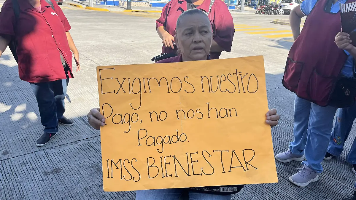 Trabajadores de hospitales en Veracruz retoman bloqueo en avenida 20 de Noviembre tras no recibir pago