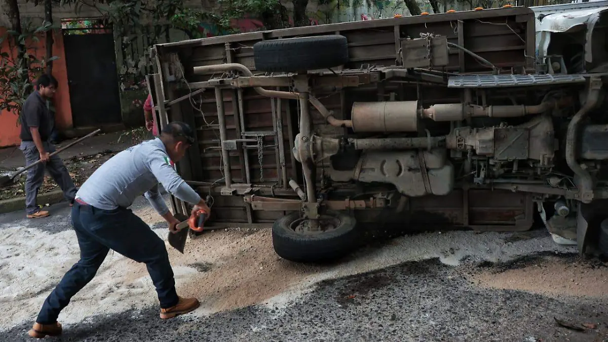 Volcadura de camioneta en la avenida Xalapa