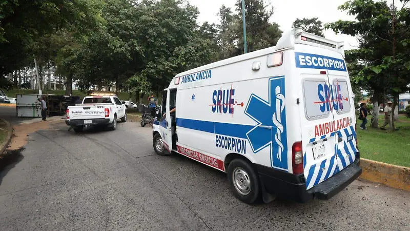 Volcadura de camioneta en la avenida Xalapa