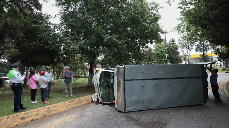 Volcadura de camioneta en la avenida Xalapa