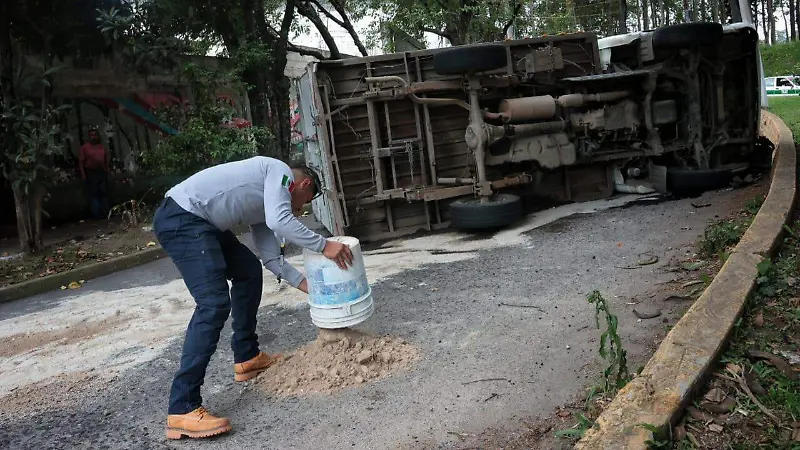 Volcadura de camioneta en la avenida Xalapa