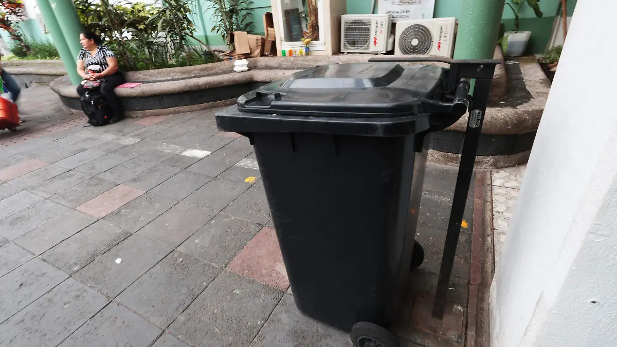 CAE se queda sin personal de limpieza tras protesta por falta de pagos