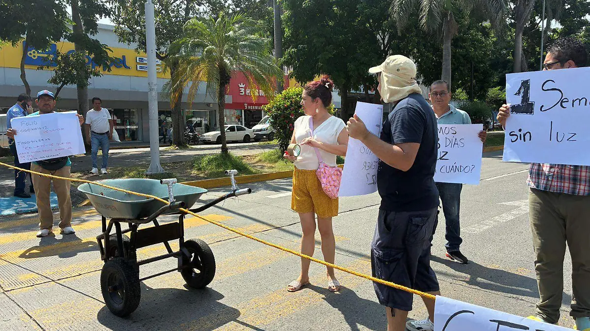 Manifestación en la avenida Díaz Mirón por falta de energía eléctrica