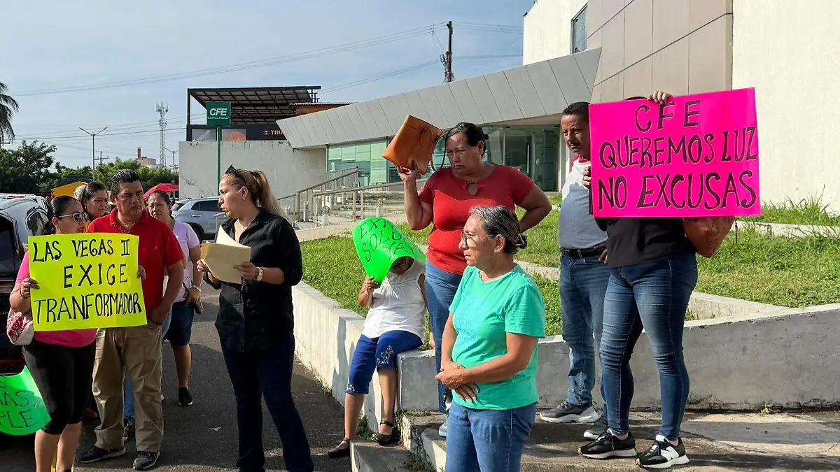 Manifestantes por falta de energía eléctrica en oficinas de CFE
