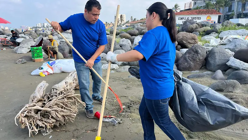 Grupo de jovenes "Eco olas" limpiando playas